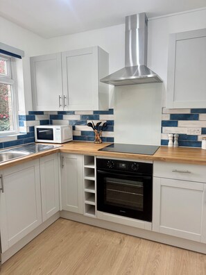 Fridge, microwave, oven, stovetop - Cornish coastal escape, close to the beach, shops, cafes and restaurants. (Bude)