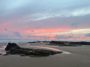 Beach nearby - Cornish coastal escape, close to the beach, shops, cafes and restaurants. (Bude)