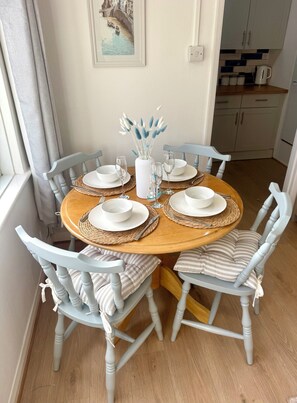 Dining - Cornish coastal escape, close to the beach, shops, cafes and restaurants. (Bude)
