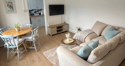 Cornish coastal escape, close to the beach, shops, cafes and restaurants.