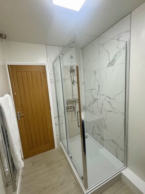 Shower, hair dryer, towels, soap - Cornish coastal escape, close to the beach, shops, cafes and restaurants. (Bude)
