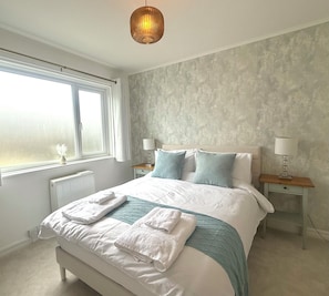 Room - Cornish coastal escape, close to the beach, shops, cafes and restaurants. (Bude)
