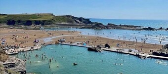 Cornish coastal escape, close to the beach, shops, cafes and restaurants.