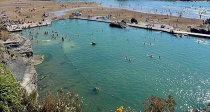 Cornish coastal escape, close to the beach, shops, cafes and restaurants.