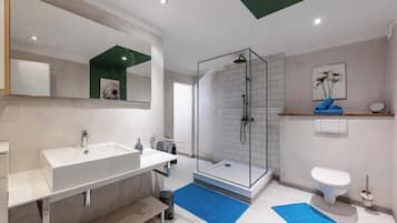 Dusche, Haartrockner, Handtücher, Seife