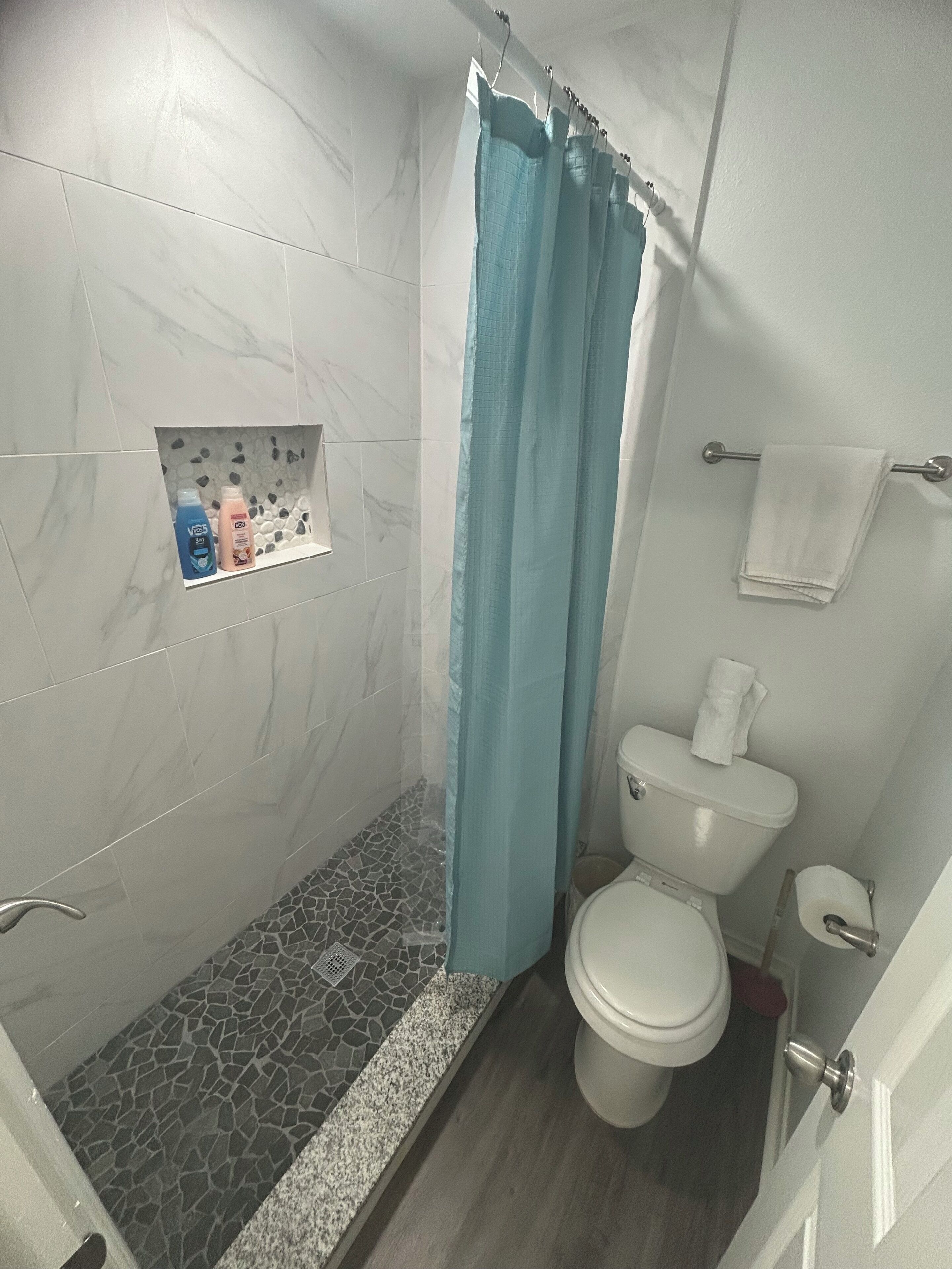 Dusche, Haartrockner, Handtücher, Seife