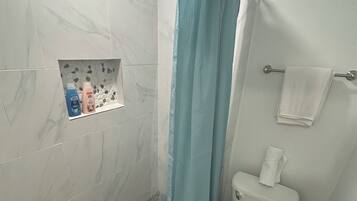 Dusche, Haartrockner, Handtücher, Seife