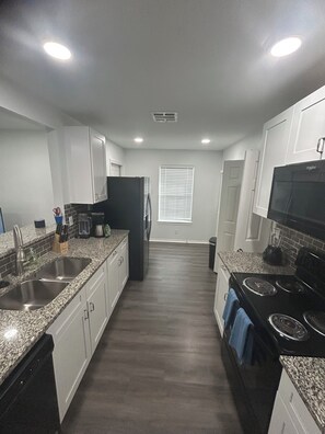 Private kitchen - Historical Quiet Retreat 3 Bedroom (McKinney)