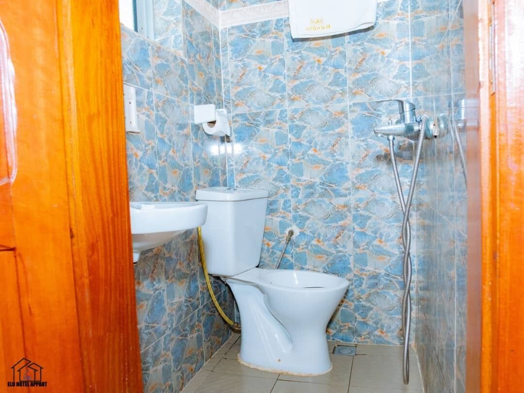 Habitación Deluxe, balcón | Baño | Ducha, toallas, jabón y papel higiénico