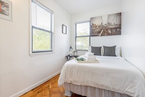 Desk, iron/ironing board, travel cot, WiFi - The Brooklyn Brydge Suite (Brooklyn)