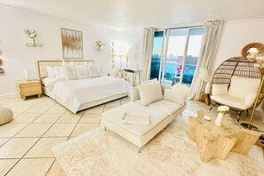 Desk, iron/ironing board, WiFi, bed sheets - Stunning Beach Condo with Balcony (Miami Beach)