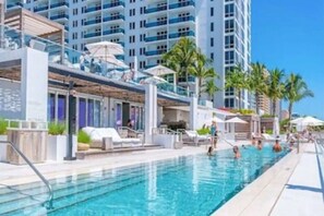 Pool - Stunning Beach Condo with Balcony (Miami Beach)