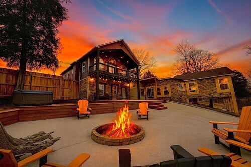 Lakefront, hot tub, 7bdrm, 30 guests, fire pit, kayaks, sxs trails bunk rm.