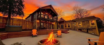 Lakefront, hot tub, 7bdrm, 30 guests, fire pit, kayaks, sxs trails bunk rm.