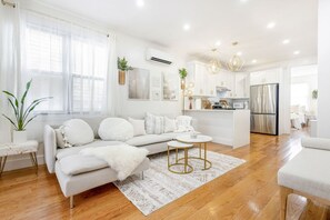 TV - The Botanical Garden Unit I 3 BD 2 BA|Free Parking (Brooklyn)