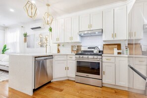 Fridge, microwave, oven, stovetop - The Botanical Garden Unit I 3 BD 2 BA|Free Parking (Brooklyn)