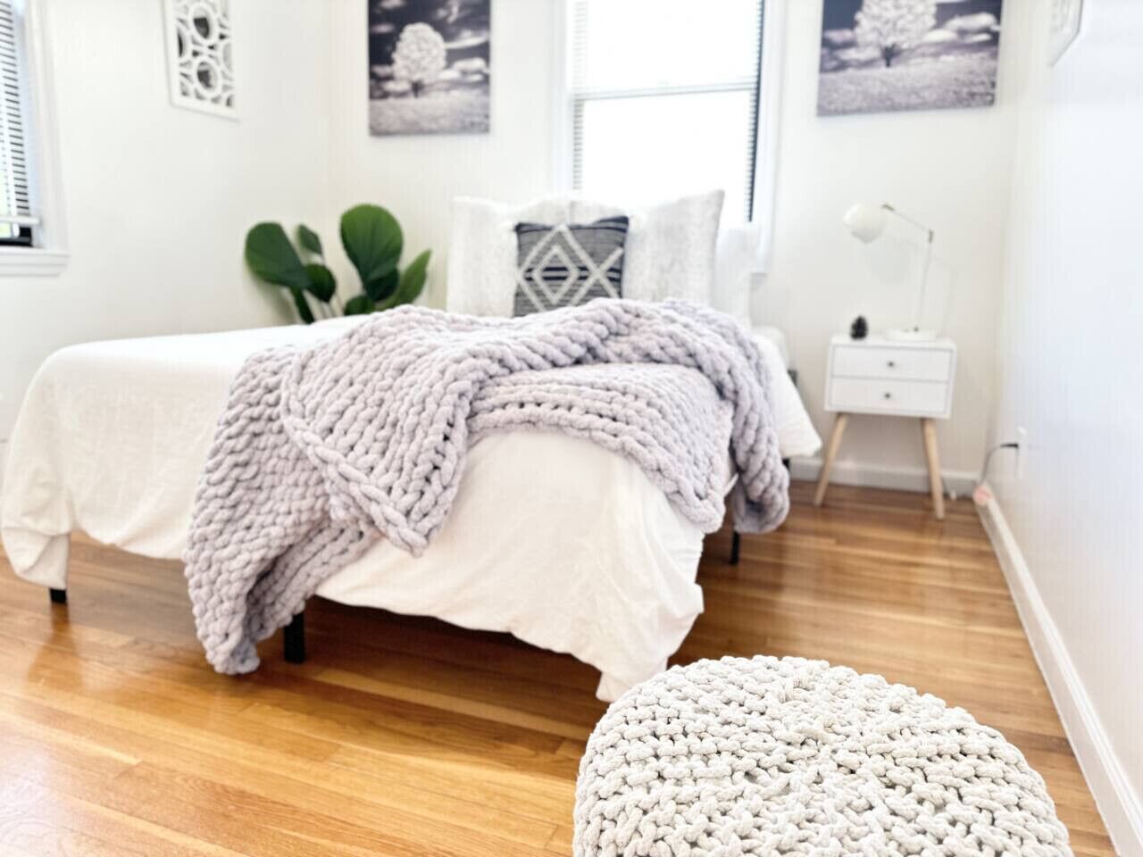 Desk, iron/ironing board, WiFi, bed sheets