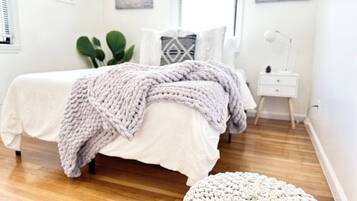 Desk, iron/ironing board, WiFi, bed sheets