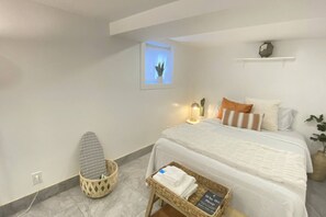 Desk, iron/ironing board, travel cot, WiFi - The Brooklyn Terrace Suite 3BR|1 Ba | Free Parking (Brooklyn)