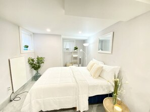 Desk, iron/ironing board, travel cot, WiFi - The Brooklyn Terrace Suite 3BR|1 Ba | Free Parking (Brooklyn)