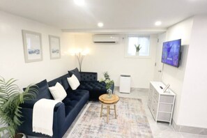 TV - The Brooklyn Terrace Suite 3BR|1 Ba | Free Parking (Brooklyn)