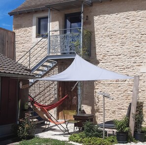 Exterior - Gîte "A côté", close to Beaune and the wine villages. (Montagny-lès-Beaune)