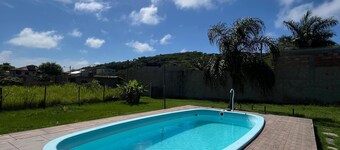 Cantinho das Emerências, a house near the beach in a rustic style with a swimming pool!