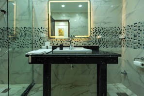 Shower, jetted bath, hair dryer, towels - Fantastic view over Zamalek I 3-room apartment Luxury Apartment I Balcony Jacuzzi (Cairo Governorate)