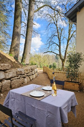 Outdoor dining - Charming studio with terrace - haven of peace near Lyon-Pets accepted (Charbonnières-les-Bains)