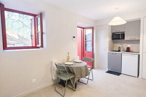 Private kitchen - Charming studio with terrace - haven of peace near Lyon-Pets accepted (Charbonnières-les-Bains)