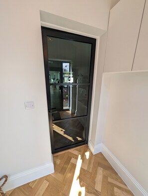 Interior - Modern Family Bungalow with Private Garden - Walks to Pub & Parks (Ringwood)