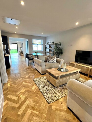 Modern Family Bungalow with Private Garden - Walks to Pub & Parks