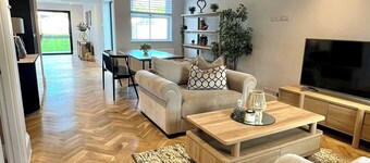 Modern Family Bungalow with Private Garden - Walks to Pub & Parks