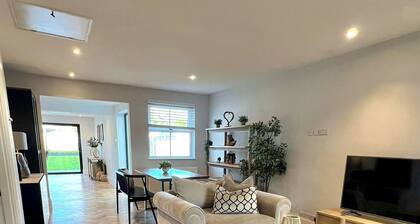 Modern Family Bungalow with Private Garden - Walks to Pub & Parks