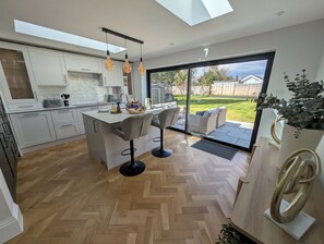 Interior - Modern Family Bungalow with Private Garden - Walks to Pub & Parks (Ringwood)