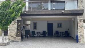 A modern two-story building with a covered outdoor seating area and a stone facade. - Beautiful entire house near Alameda, Saltillo (Saltillo)