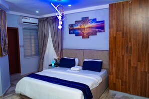 4 bedrooms, iron/ironing board, WiFi - A Premium 4-Bedroom Short-Let in Ikeja. Enjoy the privacy of a luxury apartment. (Lagos)