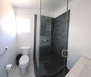 Hair dryer, towels, soap, toilet paper - Updated Studio in LA with refreshing AC & Washer/Dryer (Los Angeles)