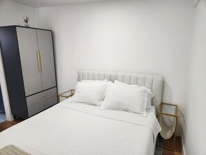 Internet, bed sheets - Updated Studio in LA with refreshing AC & Washer/Dryer (Los Angeles)