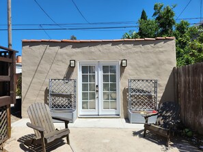 Terrace/patio - Updated Studio in LA with refreshing AC & Washer/Dryer (Los Angeles)