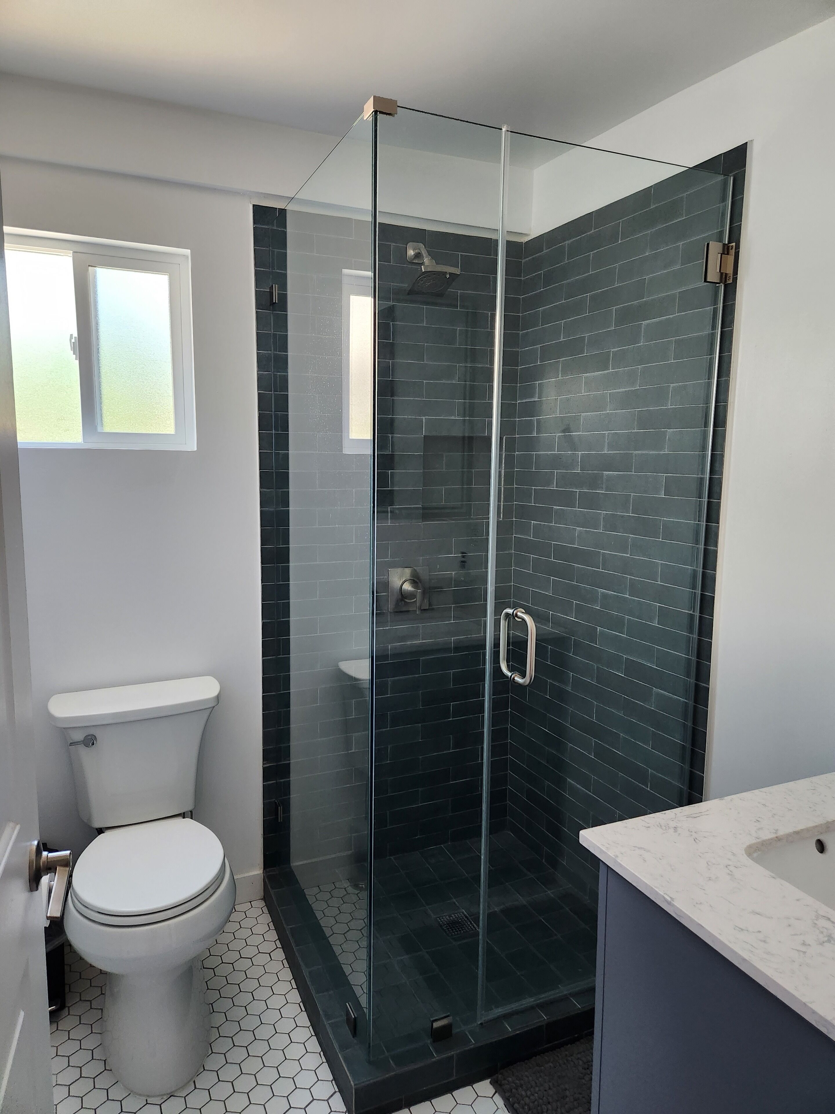 Haartrockner, Handtücher, Seife, Toilettenpapier