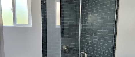 Haartrockner, Handtücher, Seife, Toilettenpapier
