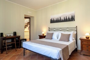 Comfort Double Room, Park View | Down comforters, minibar, desk, laptop workspace - La Perla del Sangro (Castel di Sangro)