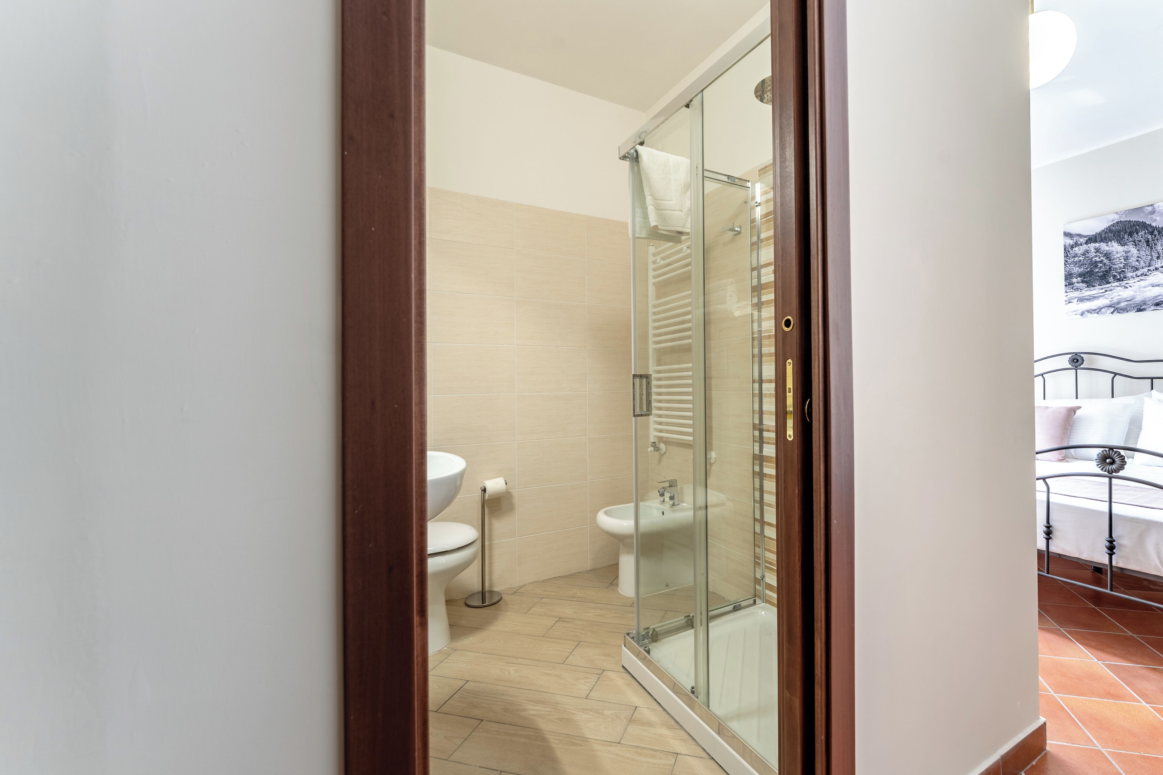 Doppia Comfort uso singolo, vista cortile | Bagno | Asciugacapelli, asciugamani, sapone, shampoo
