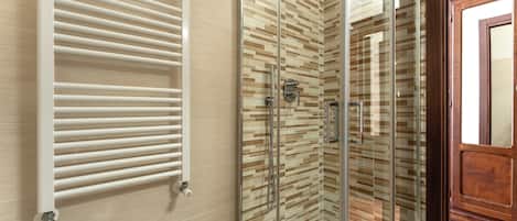 Habitación doble Confort de uso individual, vista al patio | Baño | Secadora de cabello, toallas, jabón, shampoo