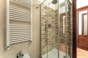 Comfort Double Room Single Use, Courtyard View | Bathroom - La Perla del Sangro (Castel di Sangro)