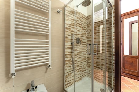 Doppia Comfort uso singolo, vista cortile | Bagno | Asciugacapelli, asciugamani, sapone, shampoo. La Perla del Sangro