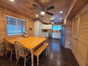 Dining - Roundhead Mountain Lodge (Stanley)