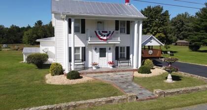 The Baker Farmhouse | Hot Tub • Fast WiFi • Hiking nearby