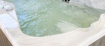 The Baker Farmhouse | Hot Tub • Fast WiFi • Hiking nearby